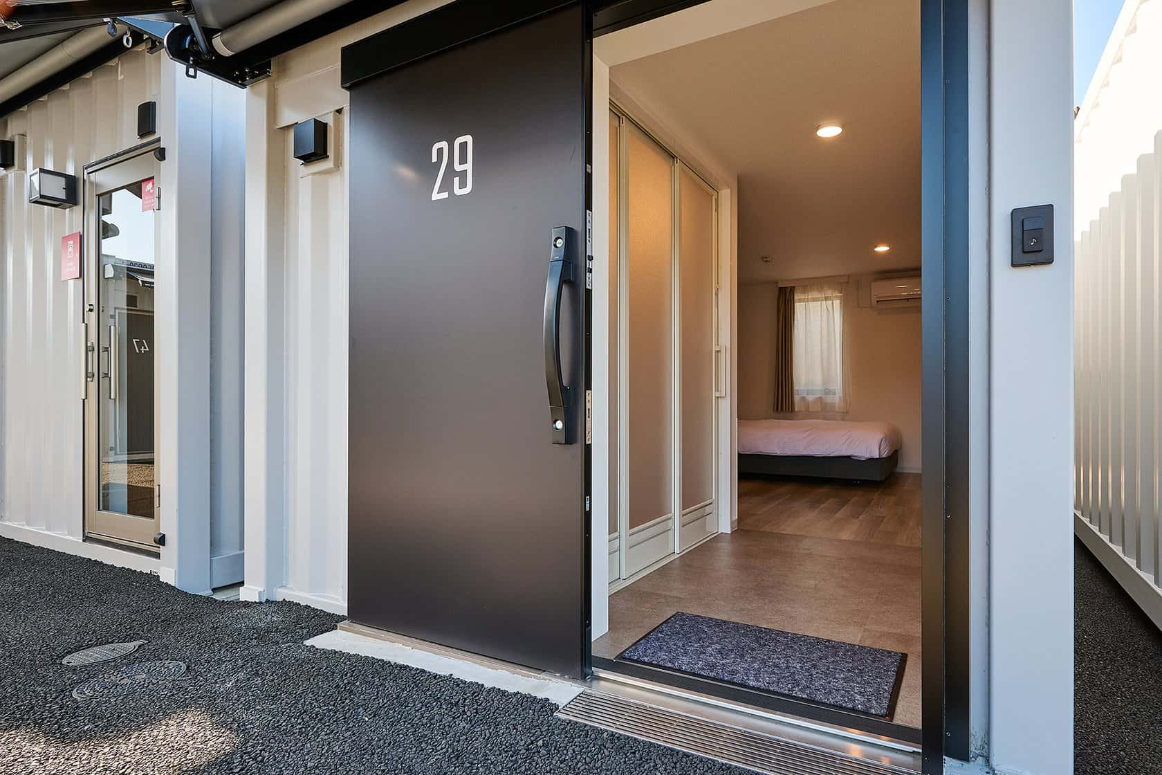 丹波市にコンテナホテル開業!災害支援にも活用できる「HOTEL R9 The Yard」