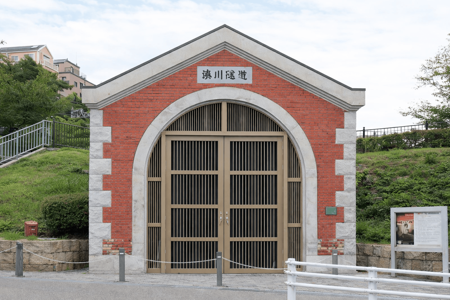 神戸の地下探検!湊川隧道と新開地グルメ満喫ツアー