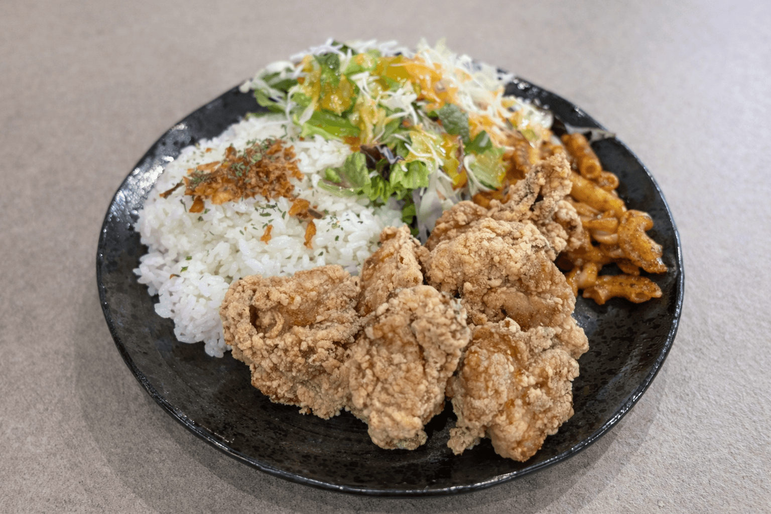 神戸市長田区、唐揚げ食べ放題1200円開始!物価高に負けず満腹を