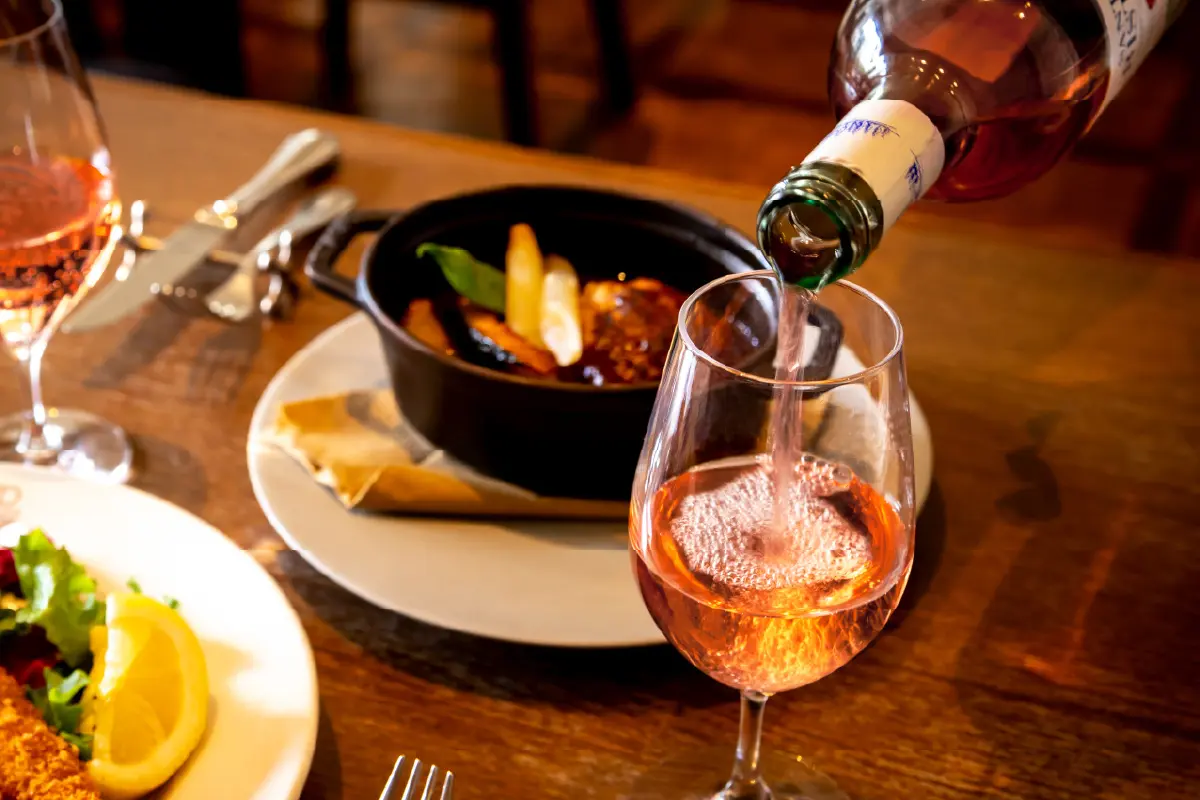 三宮「神戸デュシャン」春のロゼと神戸洋食を楽しむ