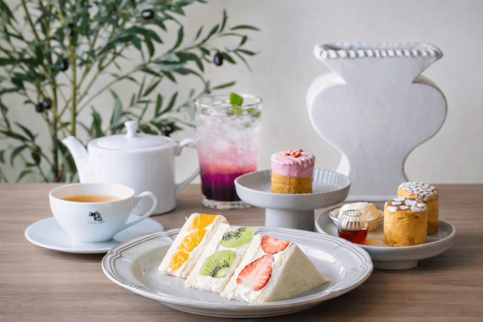 甲南山手「Thé coloré(テ・クローレ)」4/3リニューアル!紅茶とフルーツサンドのペアリングのイメージ画像